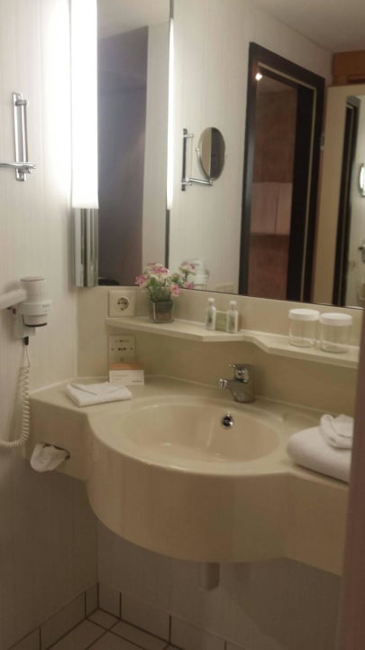 Waschbecken vor Nasszelle Mövenpick Hotel Nürnberg Airport