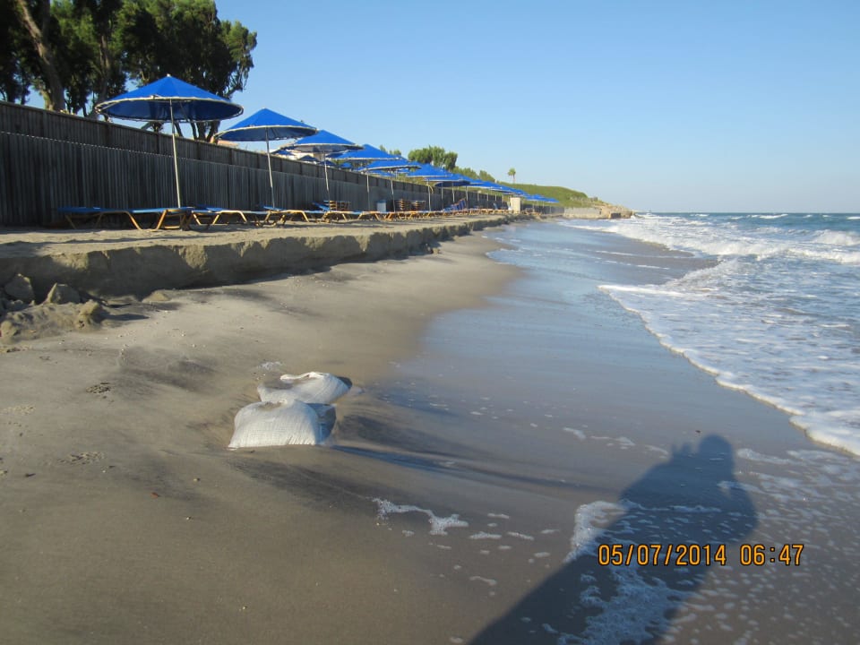 Strand....wird weniger... Neptune Luxury Resort