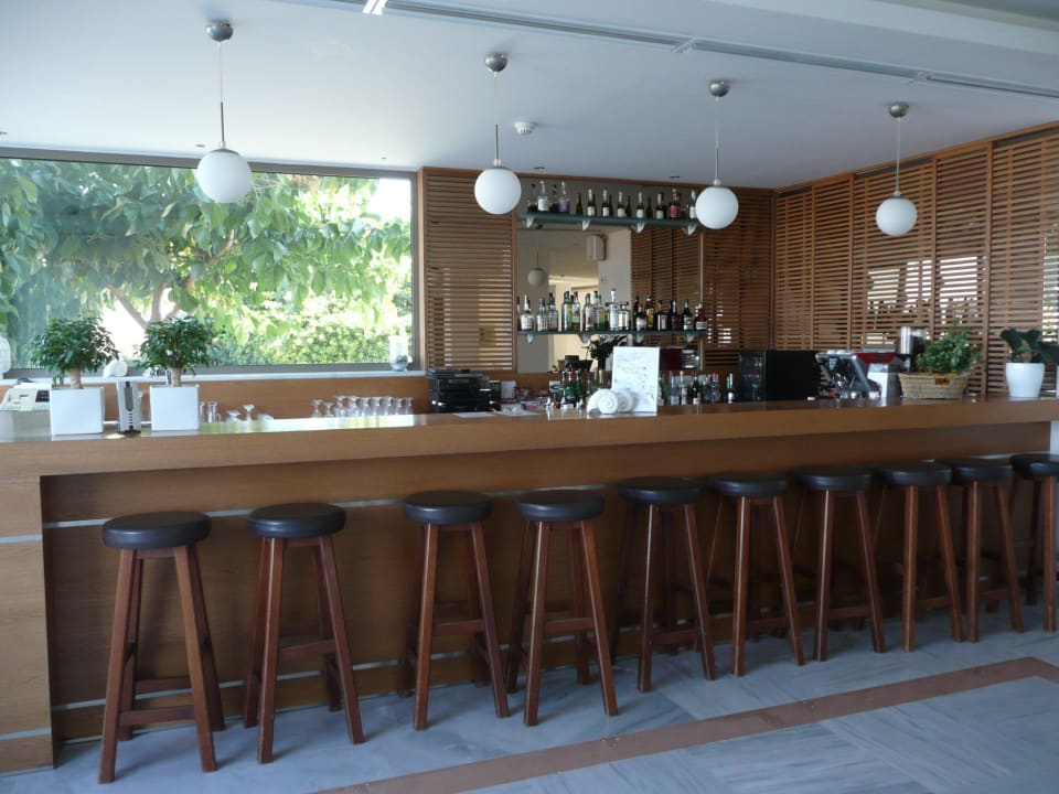 Bar w lobby Maritimo Beach Hotel