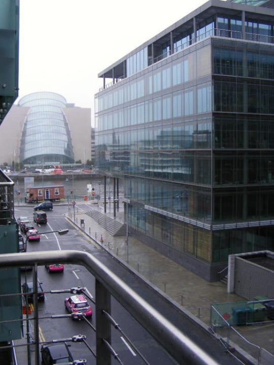 Blick vom Balkon Clayton Hotel Cardiff Lane