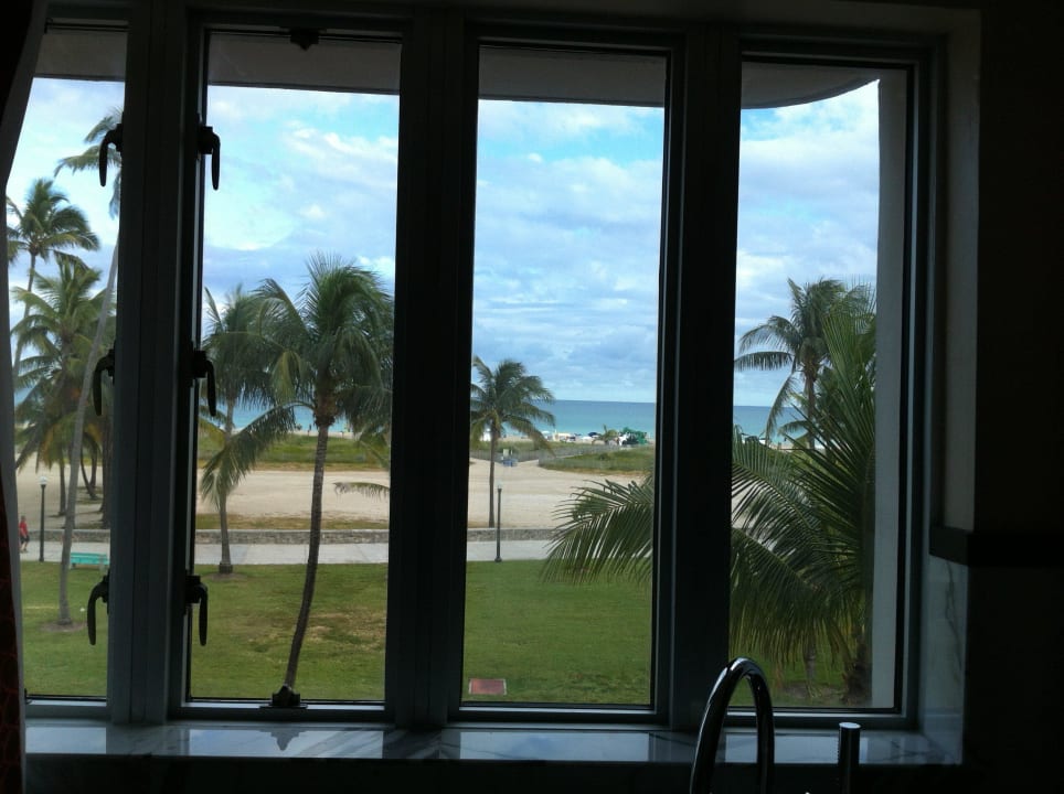 Blick über Lummus Park zum Atlantik Hotel Victor