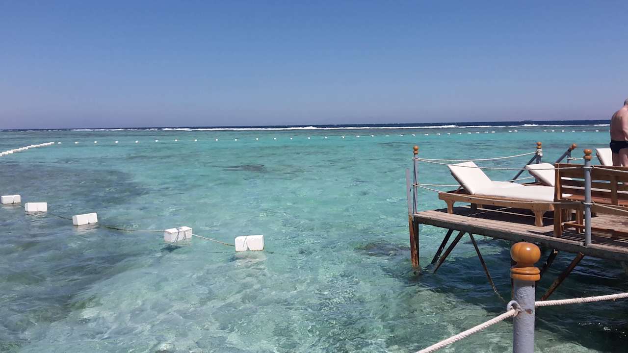 Hoteleigener Steg mit Liegeplätzen und Riff Pickalbatros Royal Moderna Resort-Sharm El Sheikh
