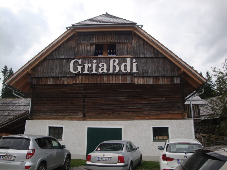 Das Gebäude auf der Schmalseite Schlafen im Stall beim Steirereck am Pogusch