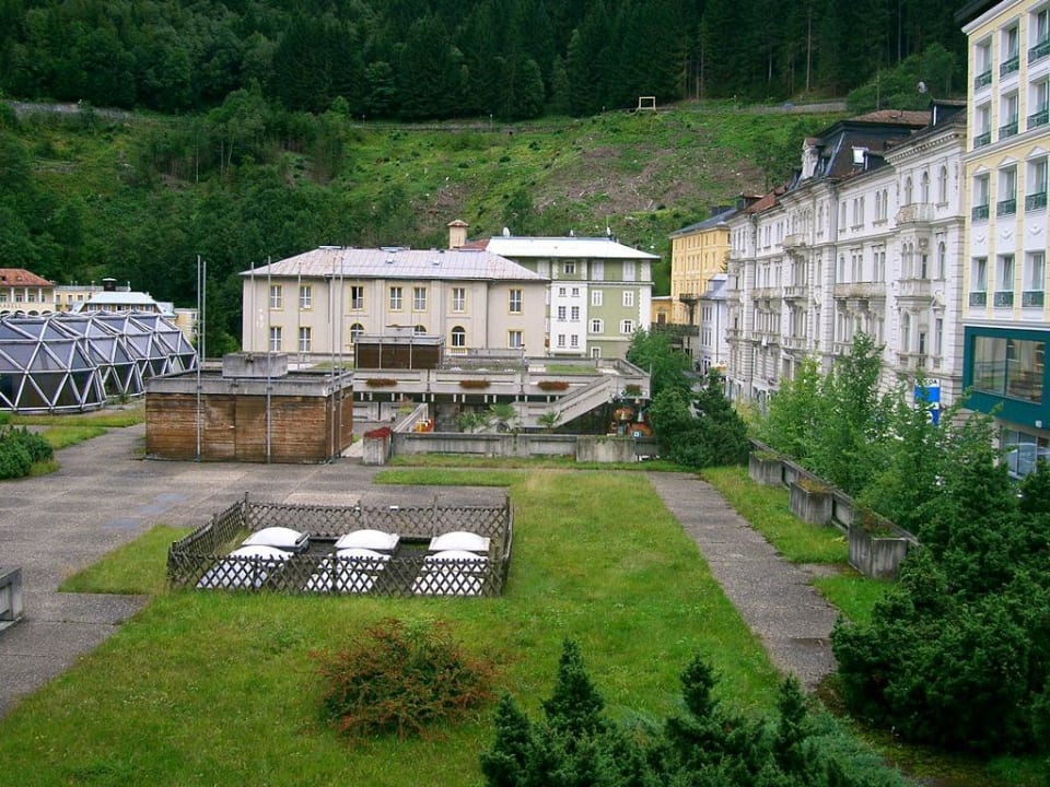 Blick auf die Betonanlage, Terrasse Selina Bad Gastein