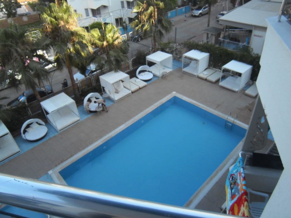 Pool vom Hauptgebäude und dahinter die Strasse Club Hotel Anjeliq