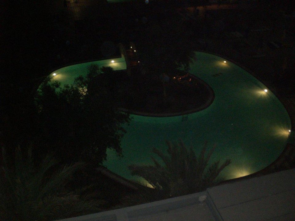 Pool am Abend Esperides Beach Resort