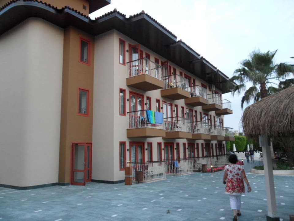 Am Pool und vor den Zimmern (Häusern) Club Grand Side