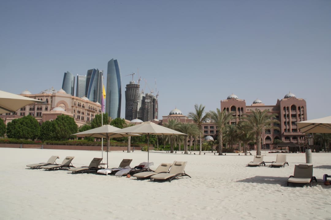 Viele Liegen, schöne Skyline Emirates Palace Mandarin Oriental