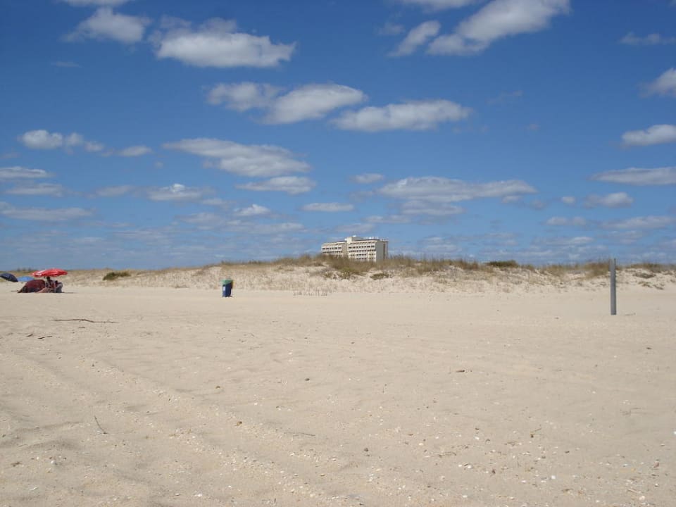 Ganz klein das Hotel zu sehen Ozadi Altura Beach Resort