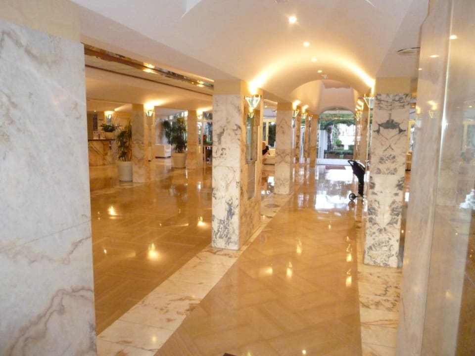 Hoteleingang Iberostar Waves Ciudad Blanca