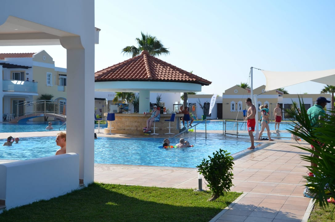 Pool Nr. 3 mit Poolbar und Babybecken Atlantica Marmari Beach