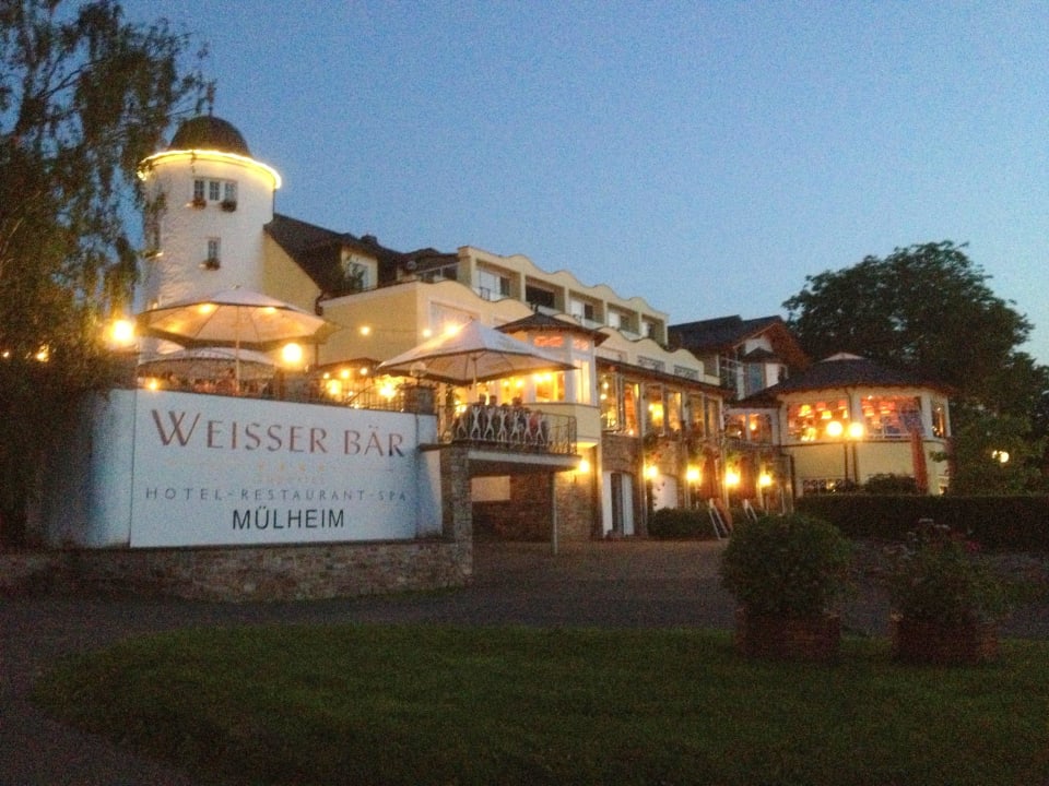 Rückansicht bei Dämmerung Hotel Weisser Bär