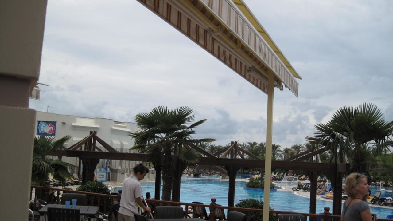 Widok na basen z baru Calimera Serra Palace