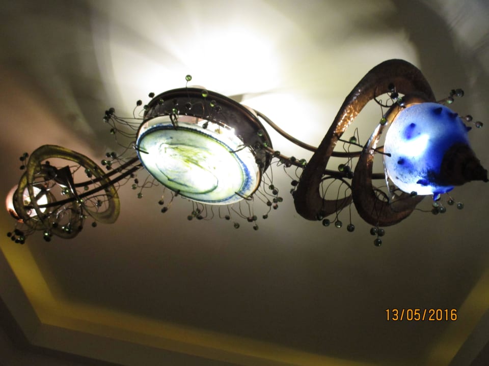 Lampe im Restaurant Alianthos Garden Hotel