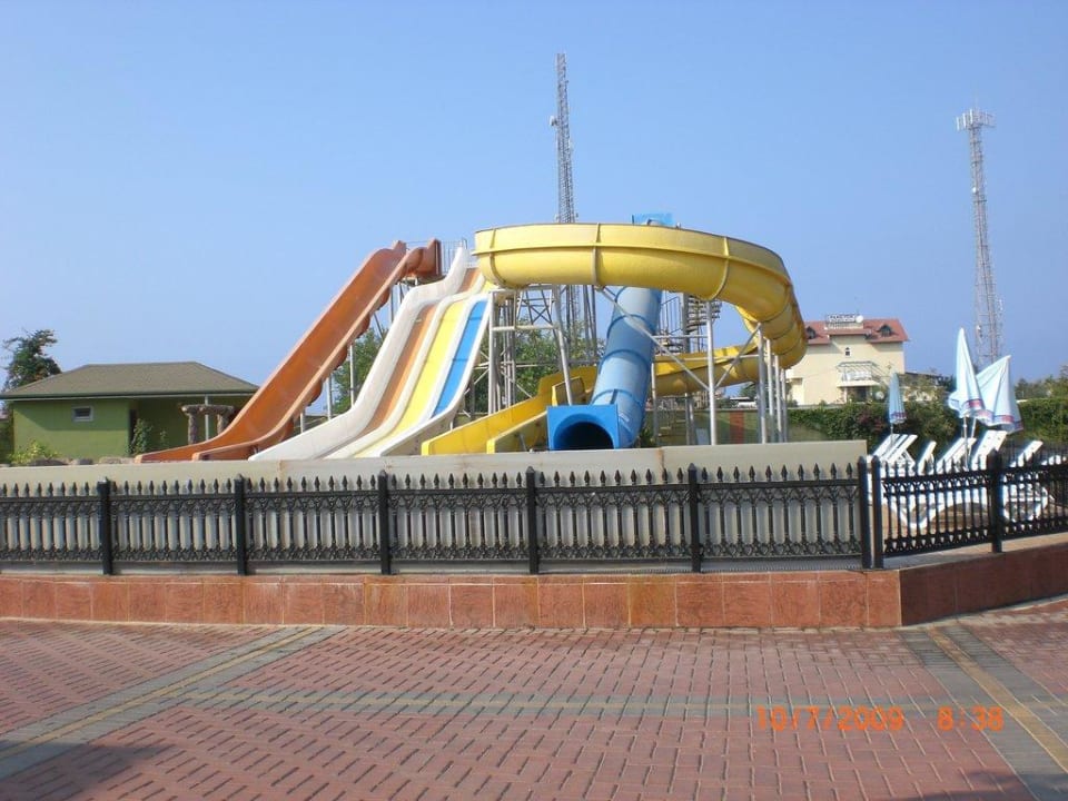 Eine von zwei Rutschanlagen Lonicera Resort & Spa Hotel