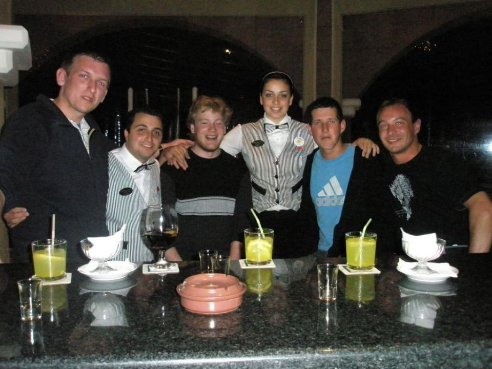 Netter Abend mit Freunden und Servicekräfte Hotel Kalithea Horizon Royal