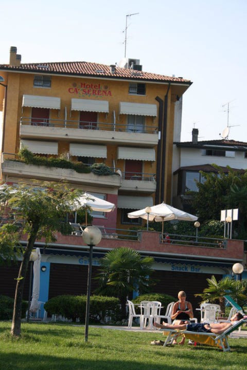 Blick vom See zum Hotel Hotel Ca' Serena