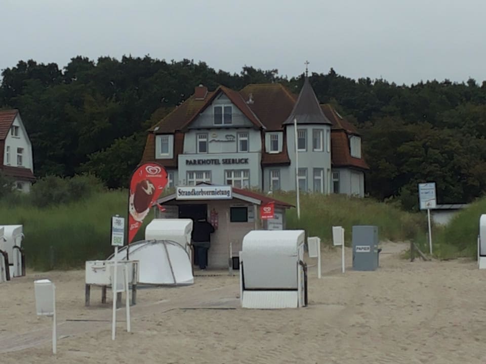 Blick vom Strand aufs Hotel Parkhotel Seeblick
