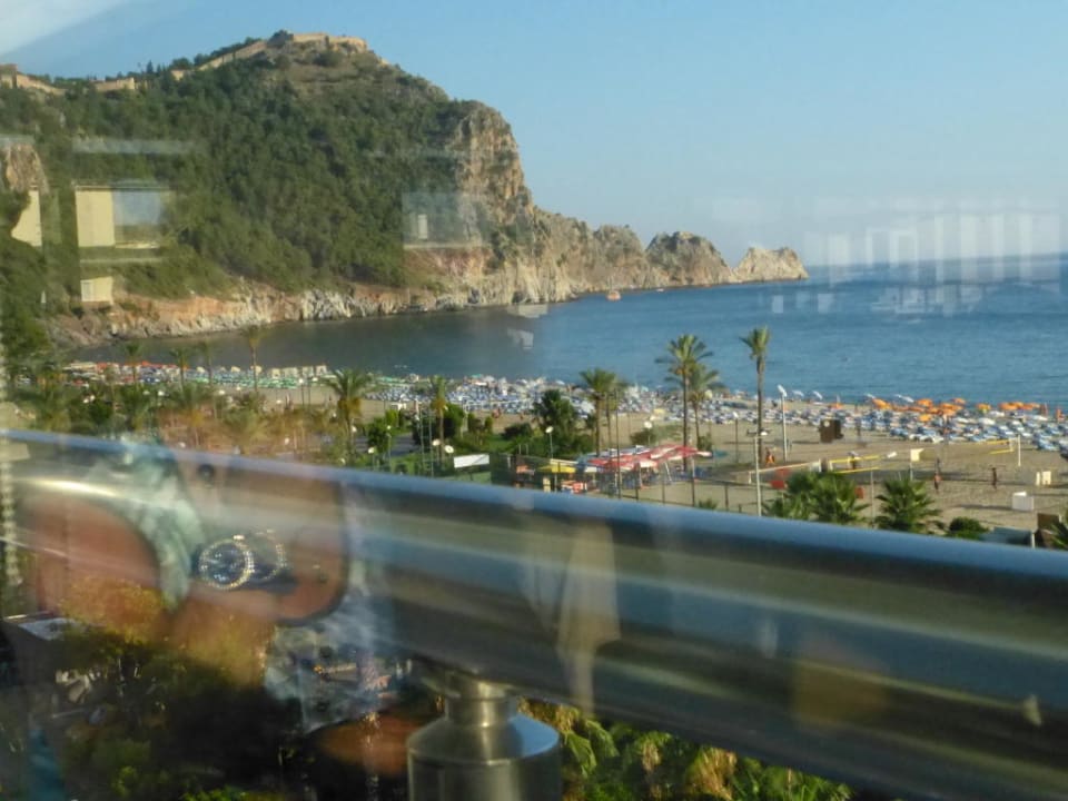 Speisesaal, Blick auf die Burg Gardenia Hotel