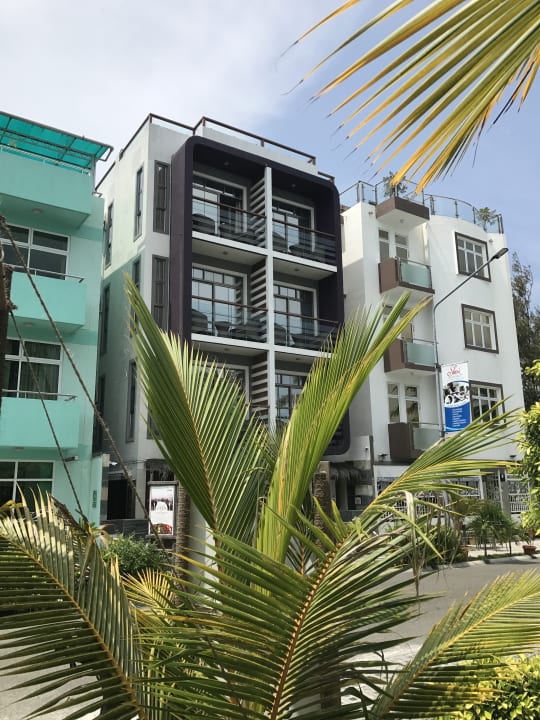 Es ist das Haus mit den schwarz eingerahmten Balkons. Hotel Ocean Grand at Hulhumale