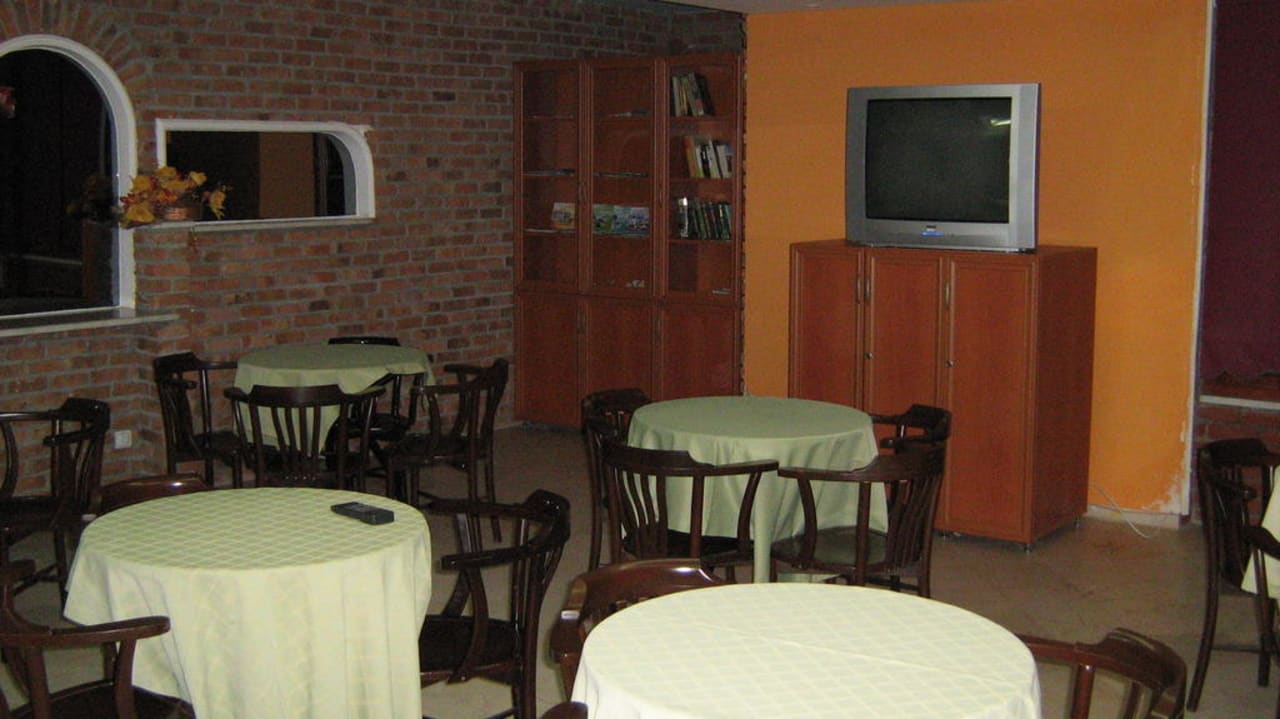 Der TV und Leseraum innen Hotel Gardenia Beach