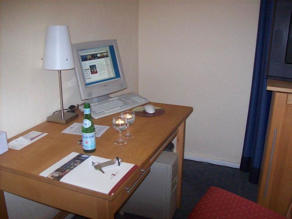 Tisch mit Computer Hotel Gates