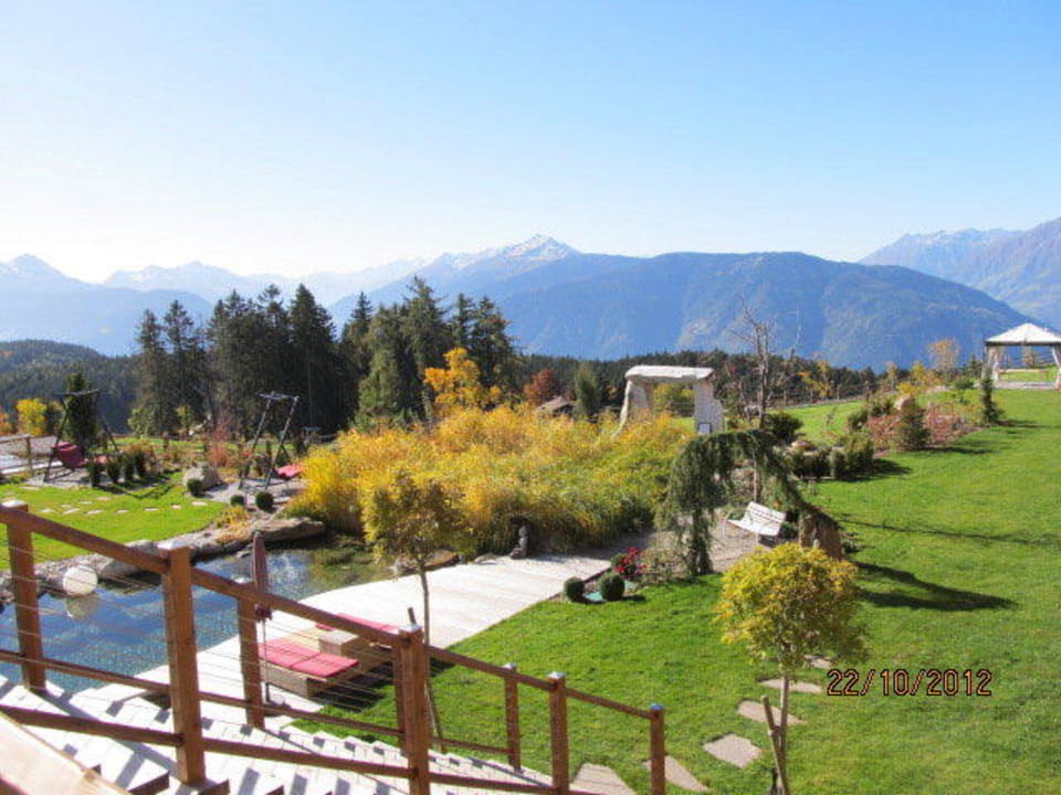 Blick auf Naturbadeteich Hotel Chalet Mirabell