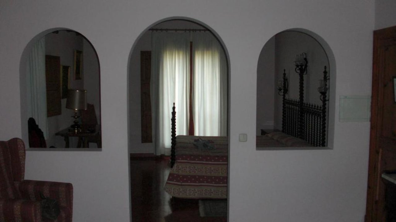 Blick von Wohnzimmer  ins Schlafzimmer  Virrey Finca Hotel