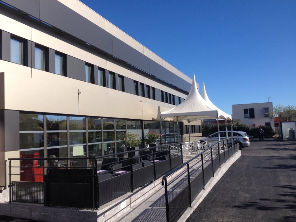 Terrasse détente et Petit-déjeuner Brit Hôtel Porte D'Espagne