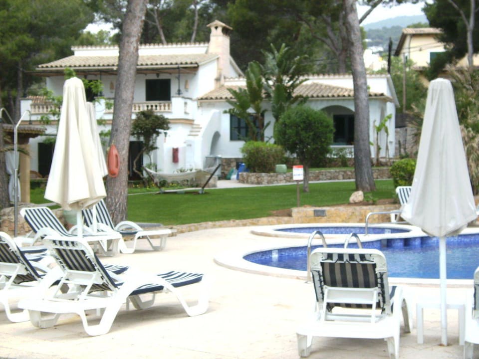 Kleiner Pool mit Außenanlagen und Hotel-Suiten Hotel Bendinat