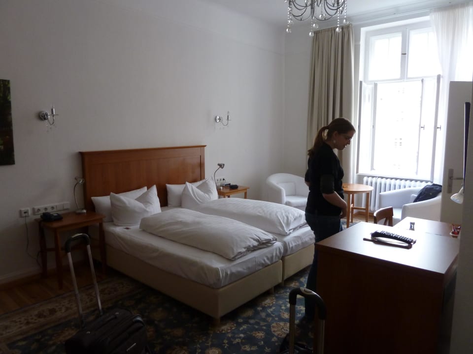 Zimmer 32 - Von der Eingangstüre her Hotel Brandies Berlin