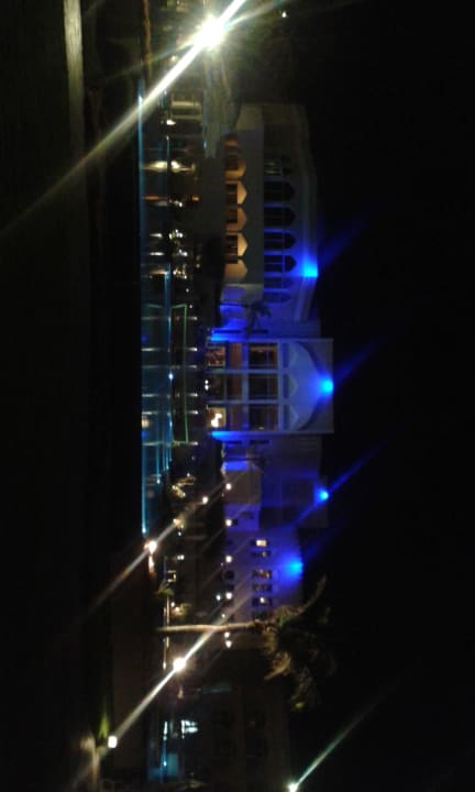 Hotel und Pool bei Nacht Wyndham Garden Salalah Mirbat