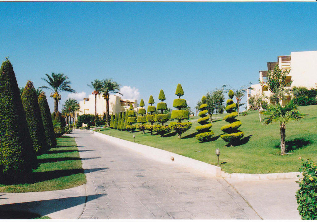 Gartenanlage entlang des Hauptweges Hotel Horizon Beach Resort