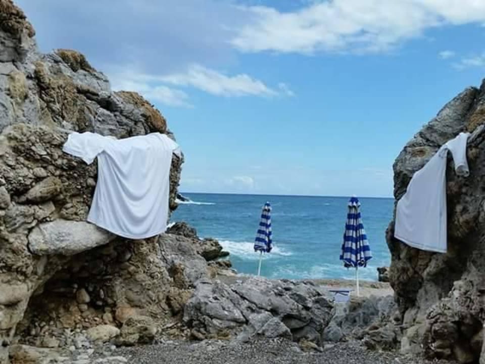 Sehr gepflegter Kiesstrand mit klarem Wasser Hotel Kalithea Horizon Royal
