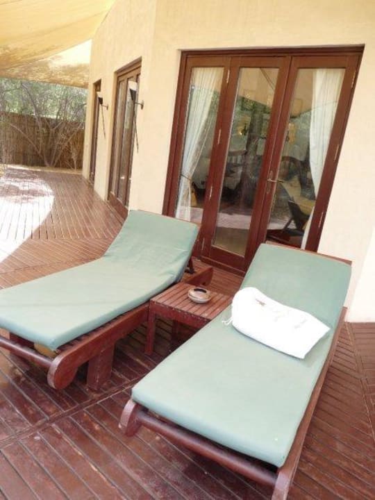 Terrasse am Pool mit Liegen Al Maha, A Luxury Collection Desert Resort & Spa