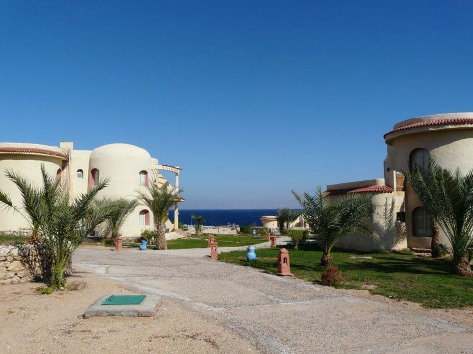 Jedna z hotelowych alejek Hotel Hauza Beach Resort