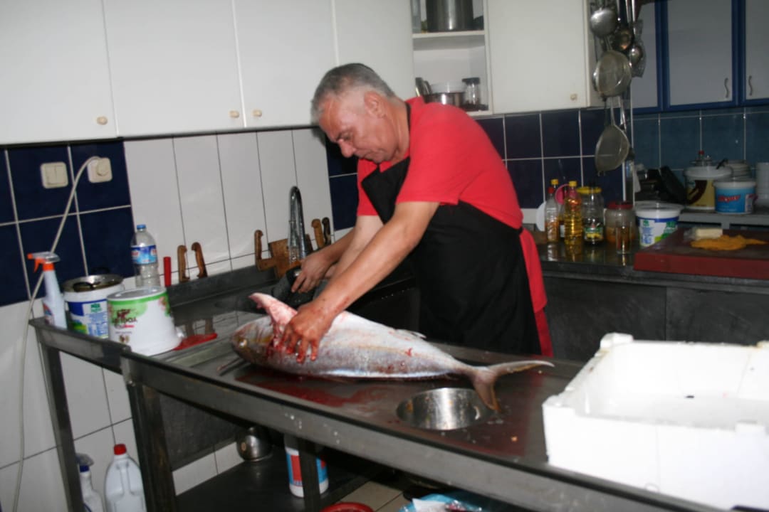 Muhsin beim Fisch ausnehmen Hotel Peine