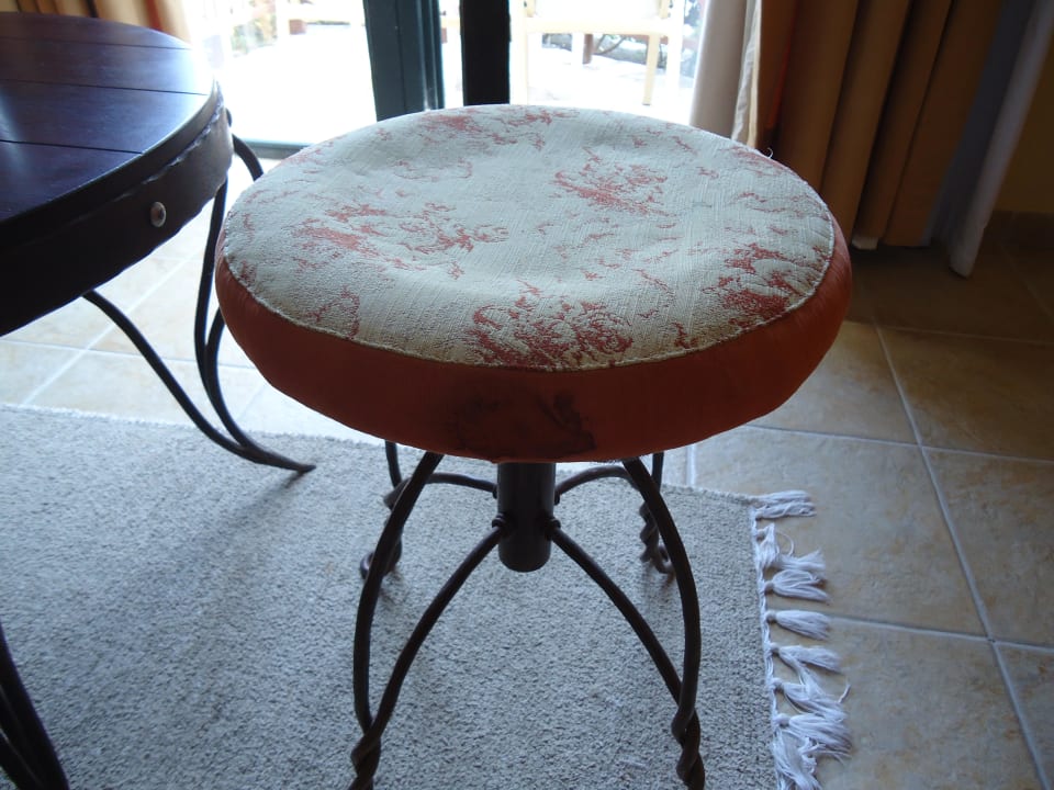 Flecken Flecken Flecken wohin man auch sah Grecotel LUXME Daphnila Bay