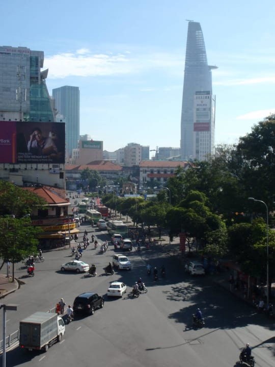 Vista desde terraza ajardinada Hotel New World Saigon