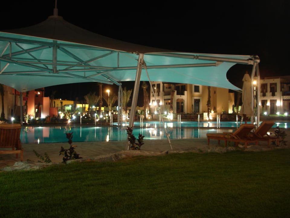 Pool bei Nacht Rixos Al Mairid Ras Al Khaimah