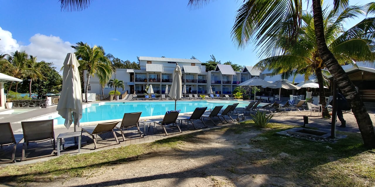 Pool Le Peninsula Bay Beach Resort & Spa