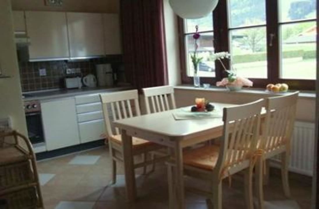 Essecke mit Küche der Fewo Bergblick Apartment Dreier - Salzburger Land