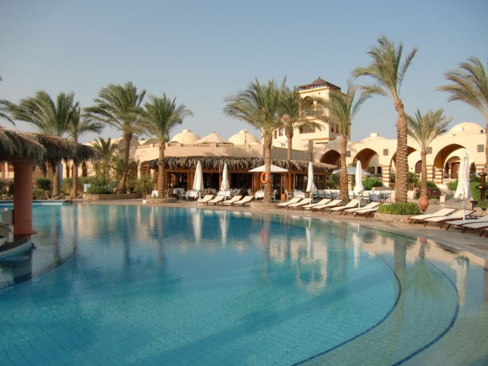 Pool mit Blick auf das Restaurant Iberotel Makadi Beach