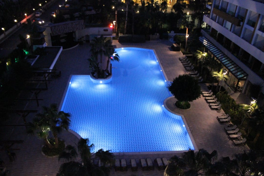 Beleuchteter pool Port Side Resort Hotel