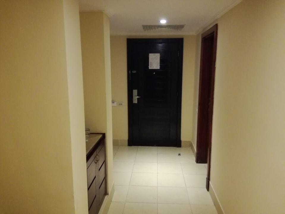 Flur und Zimmer-Eingangstür von innen Coral Sea Holiday Village