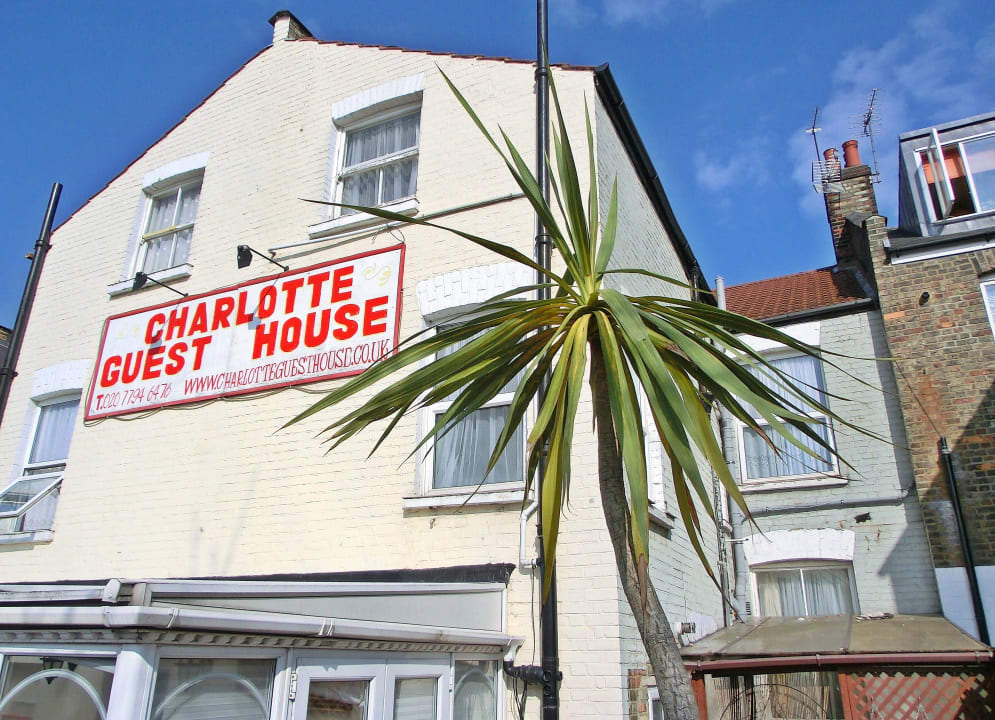 Stammgebäude von der Bahnstrecke aus gesehen Charlotte Guest House