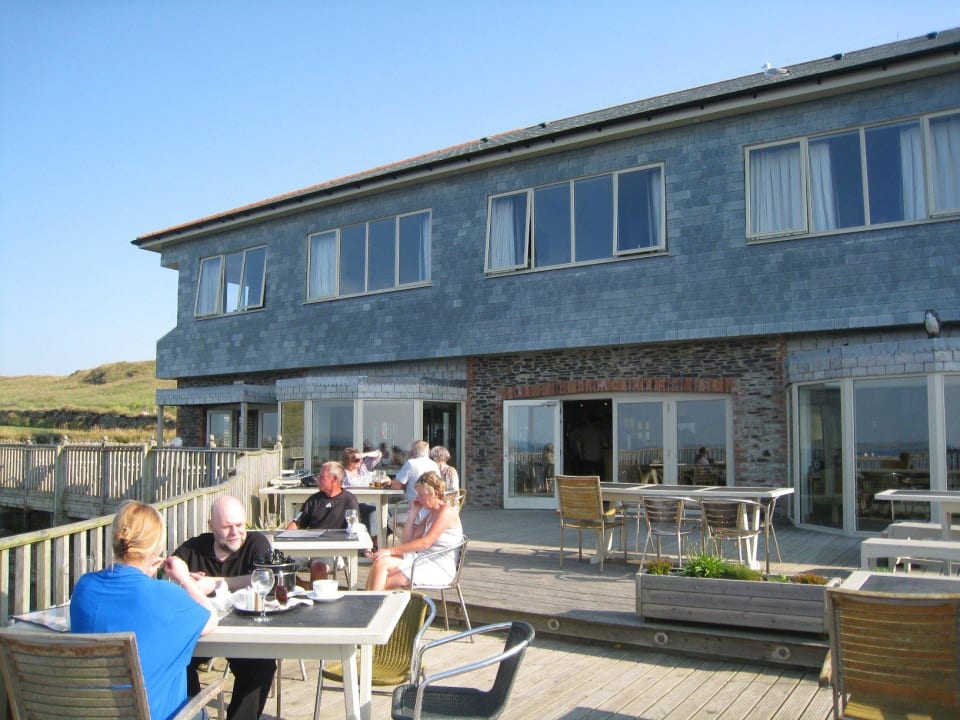 Blick von der Terrasse auf das Hotel The Lewinnick Lodge
