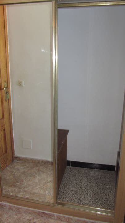 Kleiderschrank Pension Maria Eugenia