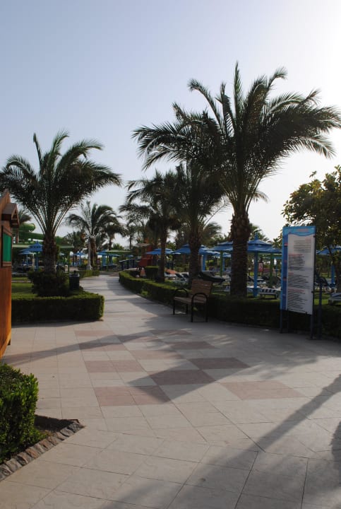 Eines der vielen Wege durch die Poolandschaft Titanic Beach Spa & Aqua Park
