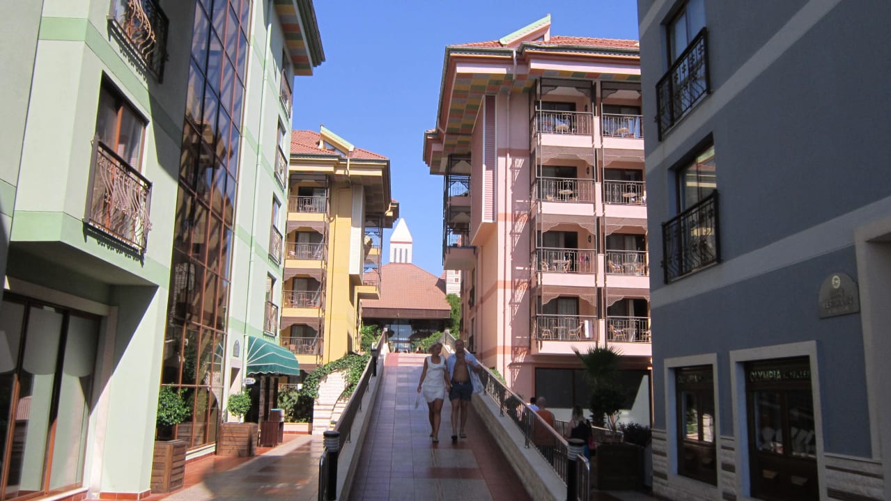 Die vier farbigen Gebäude Hotel Turan Prince